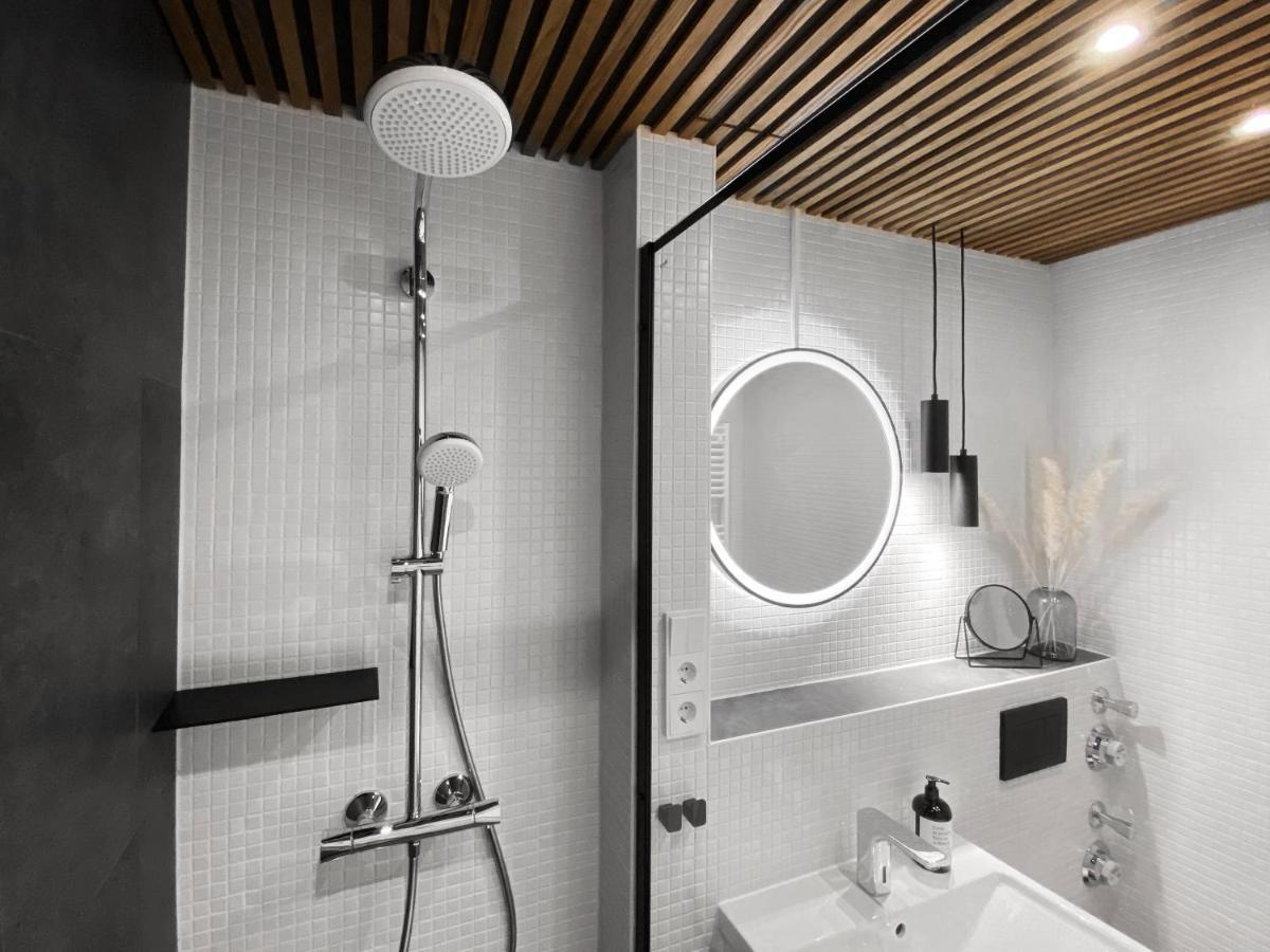 Seaside Rooms - Zentrales Design-Apartment Mit Balkon & Parkplatz - 2 Minuten Zum Strand Timmendorfer Strand Buitenkant foto
